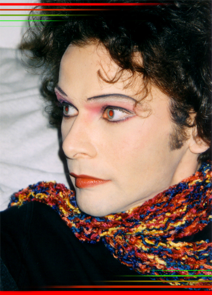 &copy; Bettina Grass 1997 — Bildschnappschuss zur Dokumentation der Maskenstudie von Bettina. Eine Maske die zur pers&ouml;nlichen Ergr&uuml;ndung diente, denn die zu femmininen Gesichtsz&uuml;ge durften damals nicht auf die Stra&szlig;e. Somit blieb der endlose Blick mit einer realen Kokketterie ein sch&ouml;ner Abend in der Maske, aber nicht mehr. — Das Bild wurde mir erst 2006 f&uuml;r mein Archiv zur Verf&uuml;gung gestellt. — Die rote Pupille als solche, wie im Originalbild, <b><a href="http://telfser.com/stories/7525/" target="_blank">belassen und nicht korrigiert.</a></b>