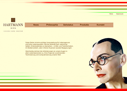 &copy; Birgit Hartmann 2007 — &copy; 1994 Toni Seppi —  &copy; Dieter Telfser 2005  — Maske: Martin Geisler — Brille: <a href="http://www.hartmann-wien.at">Hartmann Optik Wien | Vision Care Center,</a> Modell 900 — <b><a href="http://telfser.com/stories/5188/">Zeit ist gemessene Erfahrung!</a></b> — Erfassbar z.B. in den Ausschl&auml;gen eines Pendels, den Uml&auml;ufen der Jupitermonde oder der L&auml;nge einer Reise. Auch Empfinden und Denken kostet Zeit. Das ist an der Gehirnt&auml;tigkeit z.B. &uuml;ber ein Elektroenzephalogramm messbar. Physiologen finden, dass der Mensch eine Art Zeitquant besitzt, eine Zeiteinheit von etwa einer Zehntel Sekunde. Der durchschnittliche Mensch hat somit  einen Zeitvorrat von 40 Milliarden menschlichen Zeitquanten, also 40 Milliarden Erlebnisse, bzw. Wahrnehmungen. — Prof. Gerd Fleischmann &uuml;ber Dieter Telfser: S&uuml;dtiroler mit italienischem Pass aus dem Vinschgau und Wien als zweiter Natur: Askese und Luxus, Lust zur Selbstdarstellung – und zum Versteckspiel. Zungenfertig wie Abraham &agrave; Sancta Clara. Formfinder und Zweifler. So steht seine exaltierte Modeperformance an der Bauhaus Universit&auml;t Weimar quer zu geistlichen Gespr&auml;chen mit Pater Bruno im Kloster Marienberg. Wer ihm Arroganz vorwirft, &uuml;bersieht, dass er in den Agenturen und bei Freunden oft [und gegen seine Intention] als &raquo;Humanizer&laquo; wirkt und willkommen ist, neben seiner Eloquenz, Medienkompetenz und Produktionserfahrung. Telfser hadert mit der Welt, die f&uuml;r ihn vor allem Medienwelt ist. Er hatte seinen ersten Macintosh mit 16, arbeitete als Kreativer beim ORF und in Werbeagenturen, entwarf Pl&auml;ne f&uuml;r ein MediaLab und dokumentierte fotografisch seine Grenzerfahrungen.